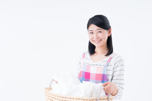 洗濯する女性