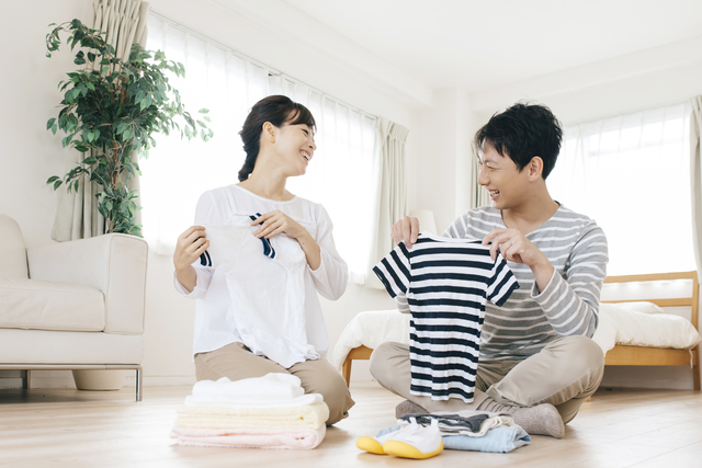 洗濯物を畳む夫婦