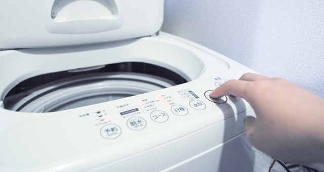 洗濯機のスイッチを入れる