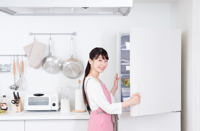 冷蔵庫を開ける女性