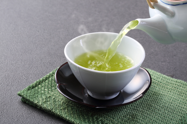 急須からお茶を注ぐ