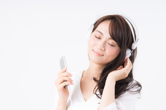 音楽を聴く女性