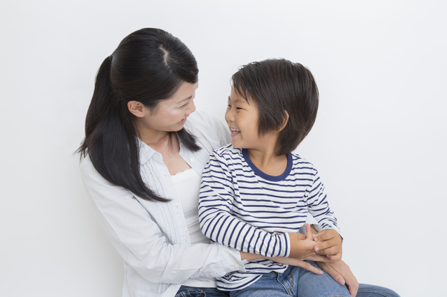 見つめあう母と子ども