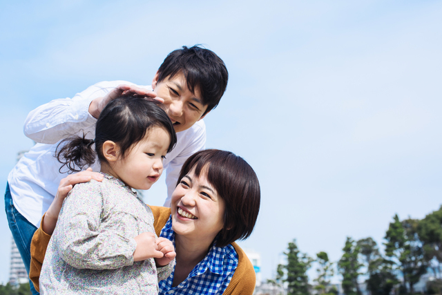 子どもに話しかける両親