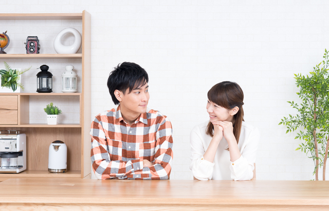 相談する男女