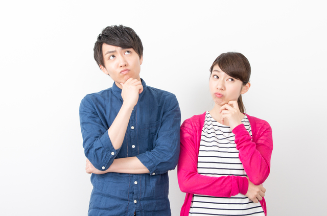 悩む男女