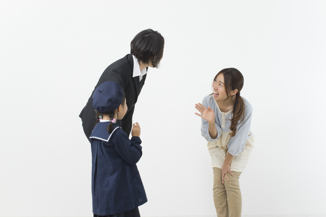 幼稚園の先生と親子