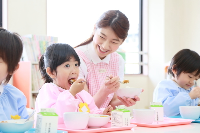 給食を食べる園児