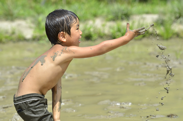 泥遊びをする子ども