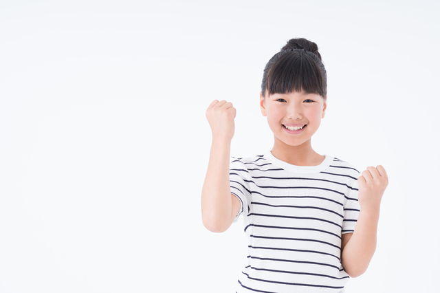 ガッツポーズする子ども