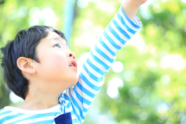 上を向く子ども