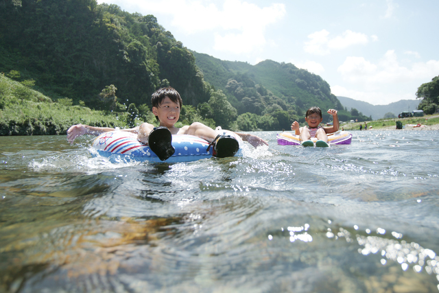 川で遊ぶ子ども