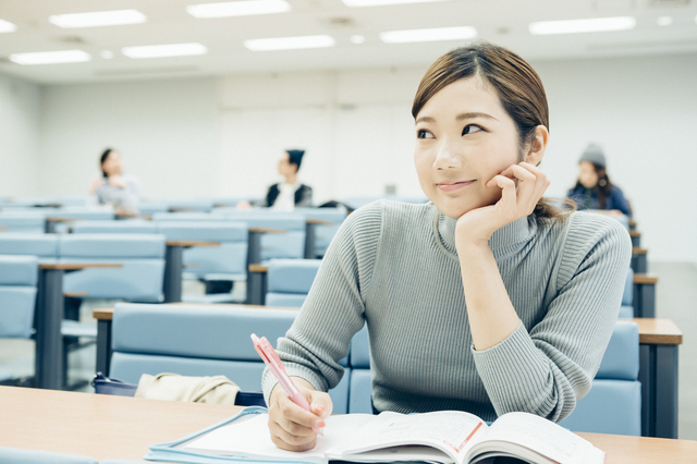 メモをする女性