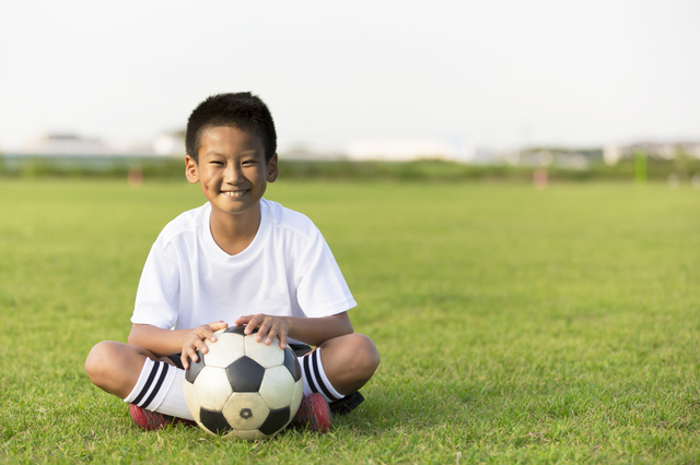 サッカーをする子ども