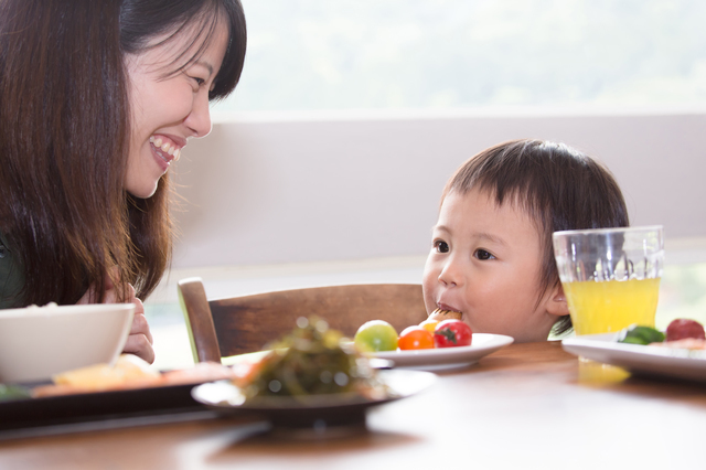 食事する親子