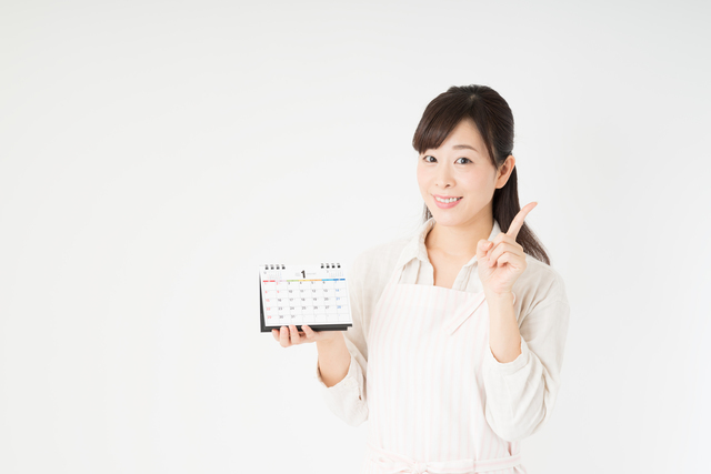 カレンダーを持つ女性