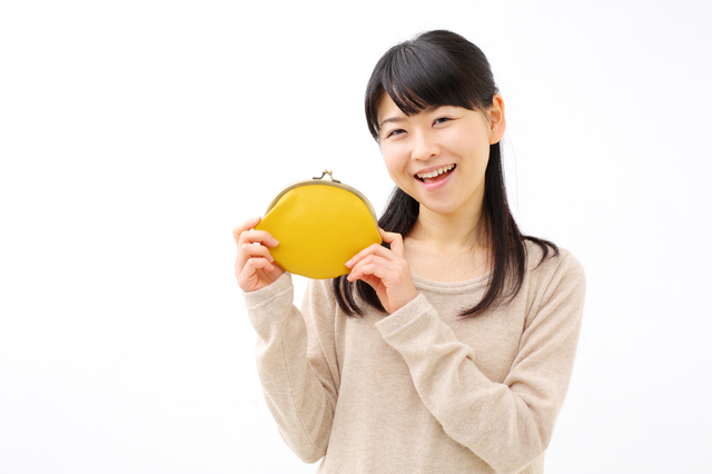 がま口を持つ女性