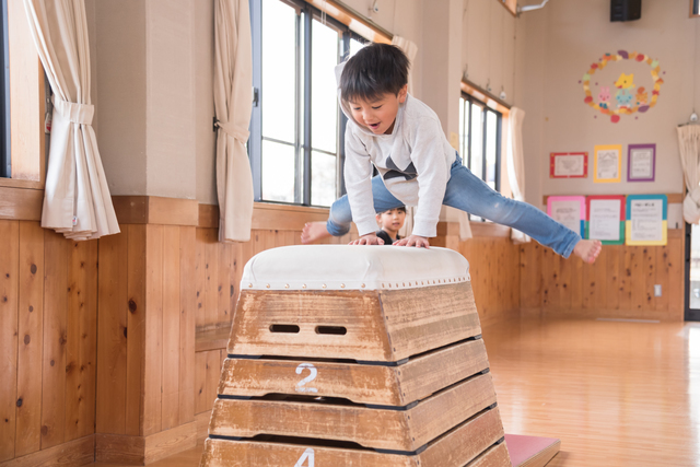 跳び箱にチャレンジしている子の様子