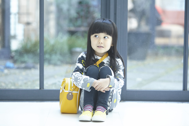 臆病で内気な女の子のイメージ