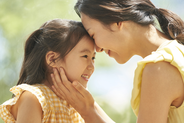 子に優しく向かい合う様子