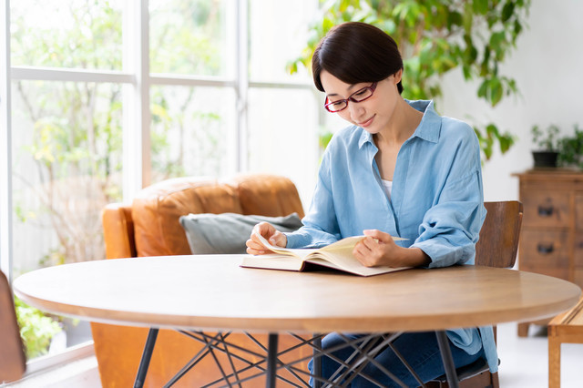 専門書を読む母親のイメージ