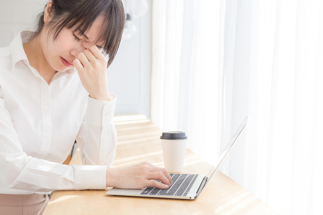 目が疲れた女性