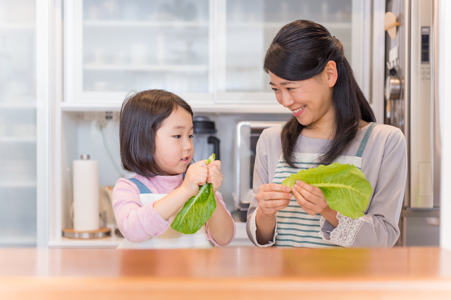 料理の手伝いをする子ども