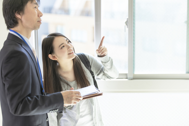 上を指差す女性と男性
