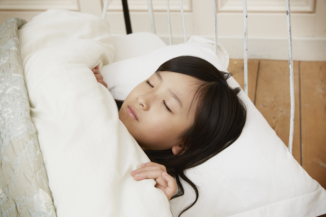 ベッドで眠る子ども