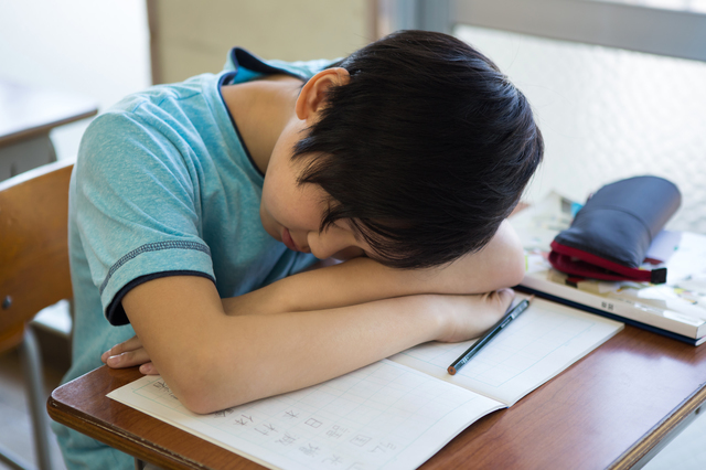 授業中に眠る子ども