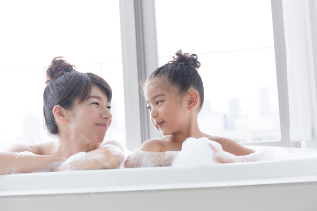 お風呂に入る親子