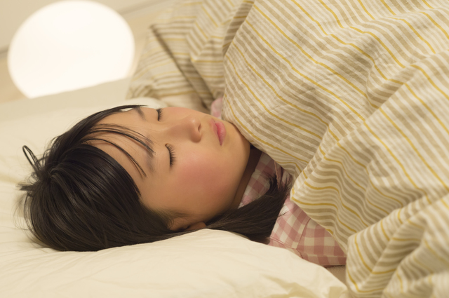 眠る子ども