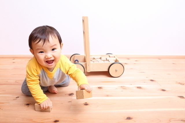 積み木で遊ぶ赤ちゃん